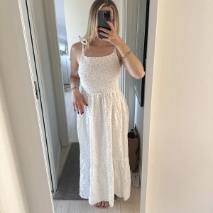 Prickig klänning  - Superfin klänning ifrån Hm. Storlek M. Går att justera vid axlarna 