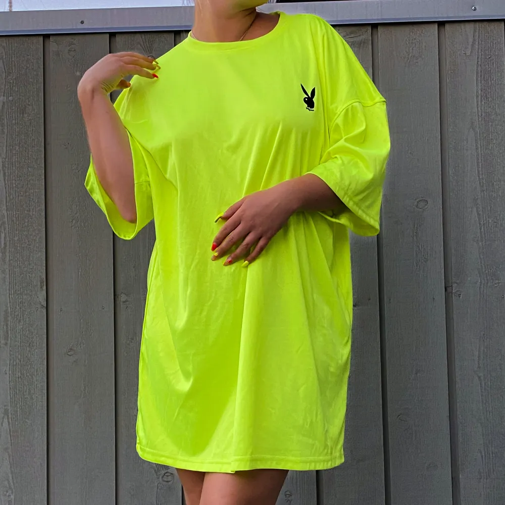 Neongul t-shirt klänning med oversized fit från Playboy X Missguided. Använd mindre än 3 gånger garanterat. Säljes då jag inte får användning för den. 💛 Jag som har på mig den på bilderna är 157cm lång. Storleken är UK8/EU36. T-shirts.