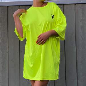 Neongul t-shirt klänning med oversized fit från Playboy X Missguided. Använd mindre än 3 gånger garanterat. Säljes då jag inte får användning för den. 💛 Jag som har på mig den på bilderna är 157cm lång. Storleken är UK8/EU36