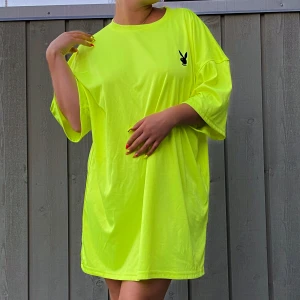 Neongul Playboy X Missguided oversized t-shirt klänning - Neongul t-shirt klänning med oversized fit från Playboy X Missguided. Använd mindre än 3 gånger garanterat. Säljes då jag inte får användning för den. 💛 Jag som har på mig den på bilderna är 157cm lång. Storleken är UK8/EU36