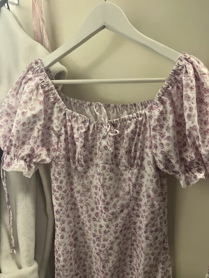 Blommig klänning - Blommig långklänning i storlek XS. Mitt pris 100kr+frakt 