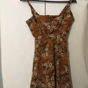 Sökes denna blommig klänning från H&M, i storlek S eller M