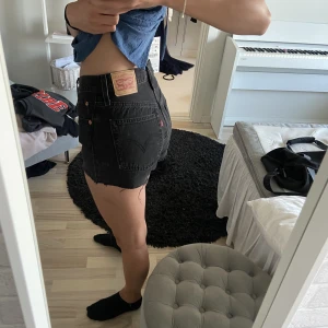 Shorts - Jeansshorts ifrån Levis. Köpt på Levis. Står ingen exakt storlek men jag är 176 och har normalt storlek 36. Helt oanvända. Köpta för 700 och säljer för 400.