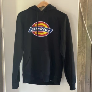 Dickies hoodie - Dickies hoodie i bra skick. Köpare står för frakt