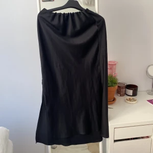 Superfin kjol  - En nästan helt ny kjol jag vara använt ett fåtal gånger!! Med en slits på varje tids och band runt midjan. 