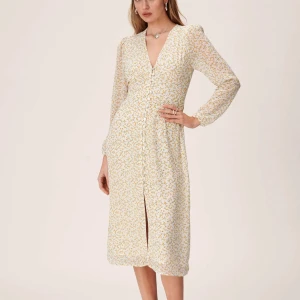 Adoore klänning Paris  - Jättefin Adoore klänning, köpt här på Tise men var tyvärr för stor för mig. Alla lapparna kvar och aldrig använd, storlek 38. Skriv till mig för mer information/fler bilder på klänningen💕