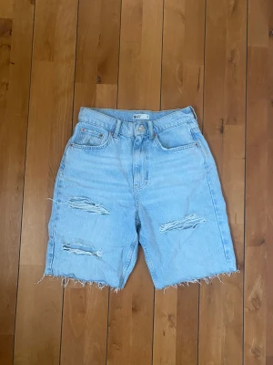 Jeansshorts - Oanvända jeansshorts från Gina💕slutar strax ovanför knäna på mig some 168,5