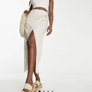 Linne kjol - En helt oanvänd kjol i typ linnematerial köpt från asos, nypris 259, mitt pris 150kr. Storlek 38 men skulle säga även 36