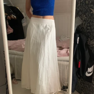 Vit långkjol  - Vacker vit långkjol med lite spets o layers. För stor på mig tyvärr håller in den på bilderna (mått 86 cm omkrets)💘 står 42 vilket är typ M/L, men man kan säkert sy in
