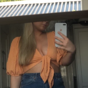 Orange knytblus - En orange knytblus från Monki. Använd typ två gånger. Köpt för 200kr säljer för 20kr. Jättefin nu till sommaren!! Köparen står för frakten och priset varierar beroende på hur köparen vill att den ska skickas.