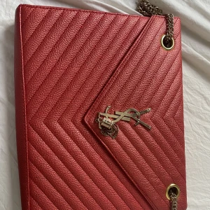 Yves saint Laurent väska,Röd - Väskan är röd. Inne i väskan ede  väldigt ljus brunt, Pris kan diskuteras 