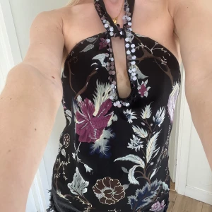 Topp - Säljer denna somriga topp som passar perfekt till middagar och fester! Kan knytas på olika sätt! Skriv för fler bilder💕