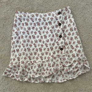 Hollister kjol - Fin kjol från hollister med rosa blommor på! Jätte härligt material och fin nu till sommaren💋💋