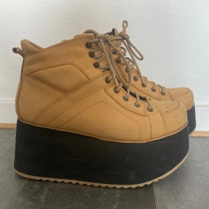Beige platåskor  - 38/39