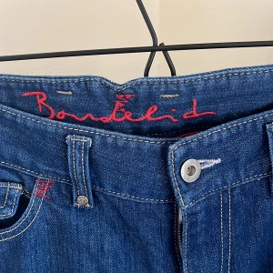 Jeans - Säljer dessa super snygga utsvängda och lågmidjade jeans från Bondelid. Använda ett fåtal gånger och är i perfekt skick.  Skriv vid intresse, pris kan diskuteras💕