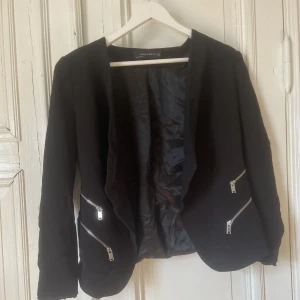 Jacka - Små i storleken, så den passar en L.