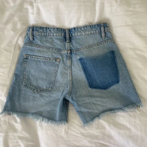 Jeansshorts - Superfina mid rise jeansshorts med snygg detalj på ena bakfickan. Tyvärr är de för små för mig så jag kan inte skicka bilder med de på. Skicket är jättebra och de är knappt använda.💗💗💗