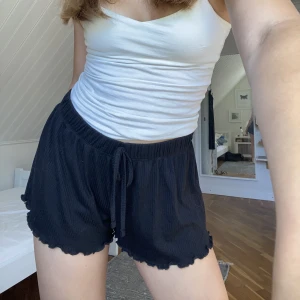 Svarta shorts - ☕️små mjukisshorst. Kan användas som loungewear eller under varma sommardagar. Passar en storlek XS-M beroende på önskar passform. Frakt tillkommer!