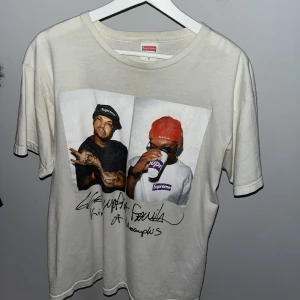 supreme three six mafia tee - utan tvekan den näst fetaste photo tee från big preme. goatad tisha rare som f*n men mst ha cash så vi move. alltid äkta annan all cash tbx köpt från ca 250+ ref seller på grailed LC:ad all dat