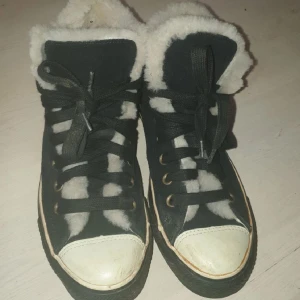 Converse - Fodrade converse, lite slitage men annars i fint skick! (Kan skicka mer bilder om så önskas!) ❗ PRISFÖRSLAG GÅR BRA‼️