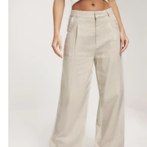 Linnebyxor Dagmar  - Lånad liknande bild, kom privat för egna bilder :) Mina favoritbyxpr har blivit för små :( Passar en XS :)