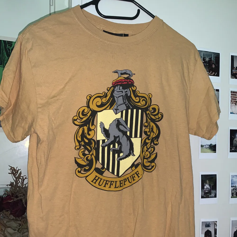 Hufflepuff t-shirt köpt i Harry Potter shoppen på King’s cross Station i England⚡️🦡. T-shirts.