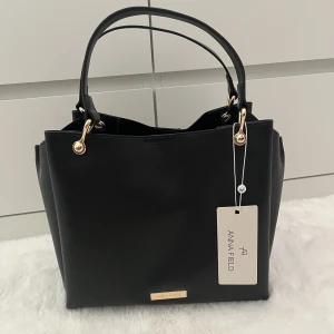 Handväska - Säljer denna väskan, har aldrig använt den och prislappen sitter kvar 