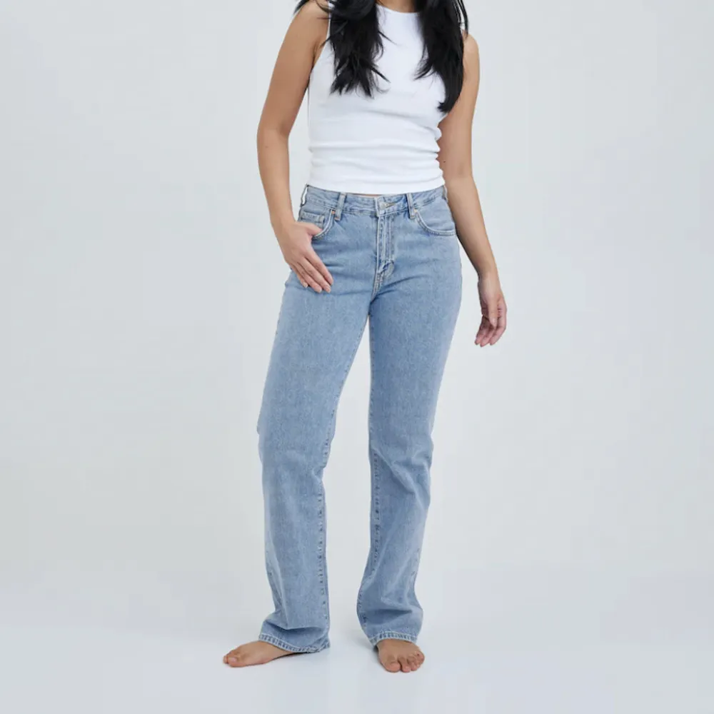 Säljer dessa blåa jeans från bikbok storlek W28, L32. De är nya men prislapp finns ej kvar. Inköpta för 699kr. Säljer för 450kr. Jeans & Byxor.