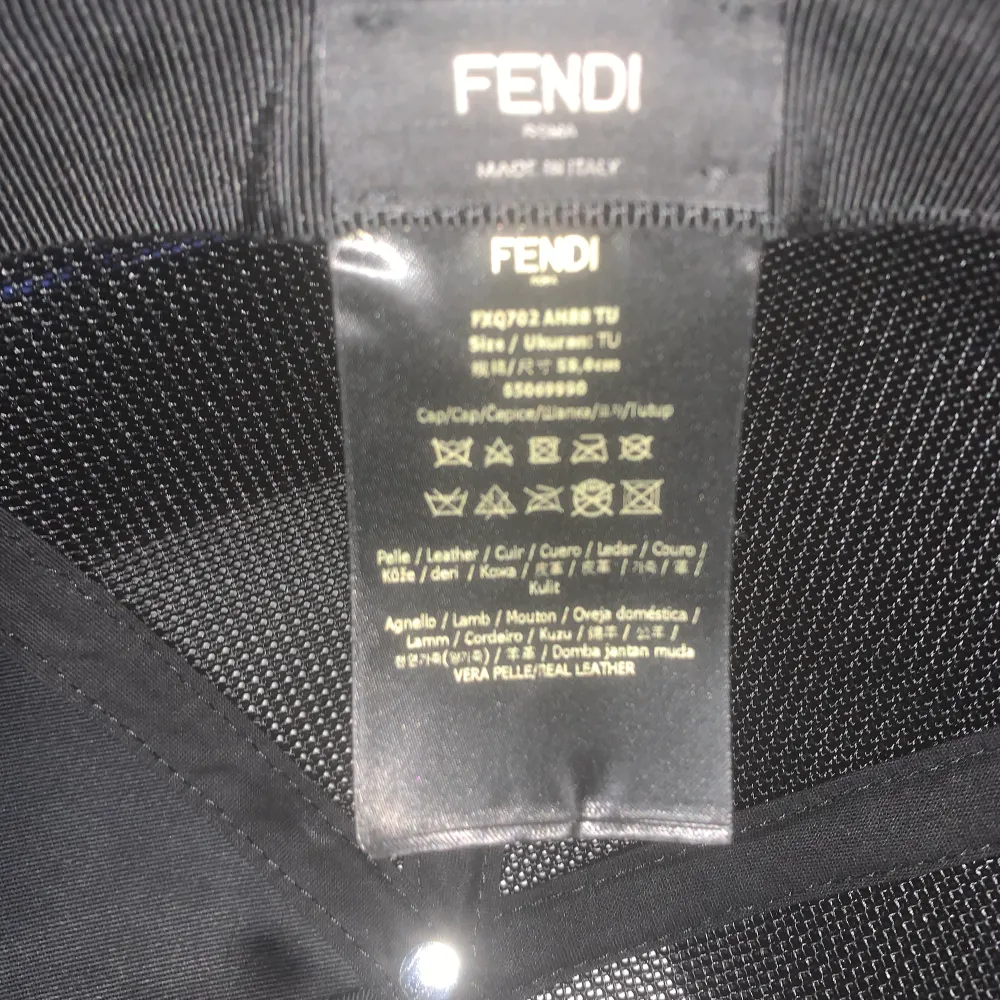 Fendi monogram keps Skick: 10/10  Grå/Svart Kardborreband för att justera storlek Nypris 5300kr . Övrigt.