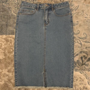 Jeans kjol - Mid Jeans kjol i nyskick eftersom den tyvärr var förliten! Möts gärna upp i Uppsala💗