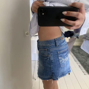 Lågmidjad jeanskjol  - Snyggaste lågmidjade kjolen som är så perfekt! Den är ej för kort men inte heller för lång men använder tyvärr ej❤️