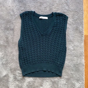 Topp!!! - Säljer denna superfina topp från Zara! Den är i nyskick och passar s/m. Jättefin färg som ni kan se på bilderna. Denna topp är perfekt till sommaren. Hör av dig vid frågor! 🩷🌞