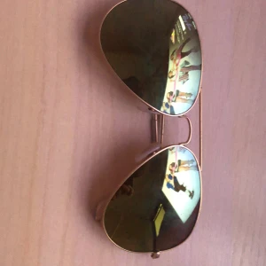 Ray-ban avator solglasögon  - Hej jag vill sälja ett par solglasögon för 1000 kroner 