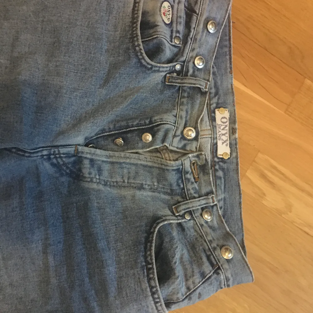 Ljusblå jeans köpta second hand som inte kommer till användning :( jag är 1,75 för referens, möts helst upp men kan frakta om du föredrar det 🫶. Jeans & Byxor.