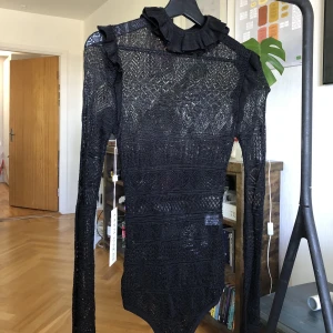 Ronny Kobo Body - Helt oanvänd bodysuit i mesh från Ronny Kobo! Lappen sitter kvar.  Varan finns inte kvar på hemsidan och finns inte att köpa längre!✨orginalpris ca 1500kr