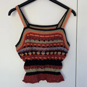 Virkat linne i jordiga färger - Ett superfint virkat sommarlinne med volang i vackra färger. Sista bilden visar färgerna bäst! Prislapp kvar, tyvärr för litet för mig🍈🥀🐋🗝️🍑