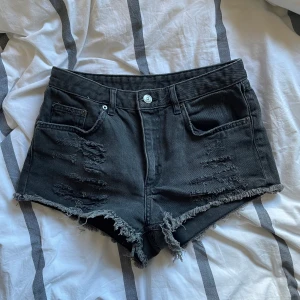 Svarta snygga shorts - Köpte förra sommaren, passade inte då och passar inte nu så är nästan nyskick (köptes “distressed”).