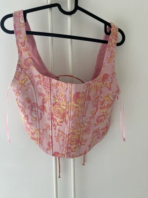 Bershka korsetttop - Korsetttop från bershka. Storlek m men går att anpassa då det är snörning i ryggen. Aldrig använd. 