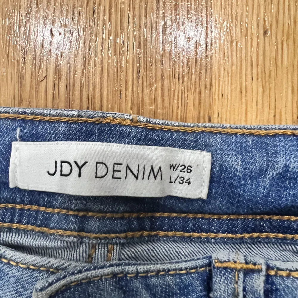 Jeans köpta från Nelly, de för små för mig därav säljer jag dom. Superfina jeans annars, storlek på bild två. De är klippta så det är mer som en L32. Jeans & Byxor.