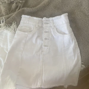 Jeans kjol - Vit jeans kjol som är använd 1 gång. Kjolen är för liten så kan inte skicka bild på. Men skriv privat för mått och fler frågor💘