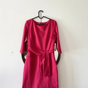 Så fin mörktrosa kläning  - Jättesnygg mörktrosa kläning som knapptanvänd .