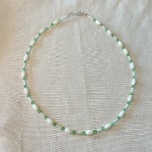 Handgjort pärlhalsband  - Superfint handgjort pärlhalsband i vit och grön!🌿 längd: ca 49 cm