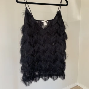 Svart topp med fransar - Använd en gång. 