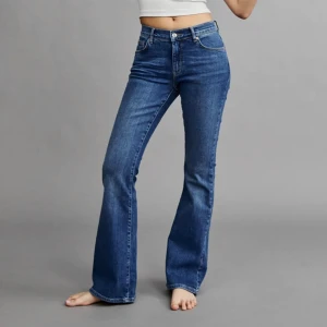 Low waist bootcut jeans - Säljer dessa assnygga lågmidjade jeansen från Gina. De är sparsamt använda och är i bra skick och inga defekter. De är slutsålda i alla storlekar på hemsidan utom 42 och 44. Jag är 167 för referens. Köpte för 499 och säljer för 300. Pris kan diskuteras 🩵