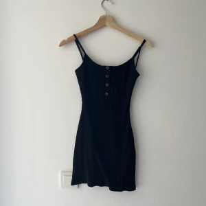 Svart Mini Tajt Klänning - Köpte den från USA (Beginning Boutique) för 350 kr. Har haft på mig den tre gånger endast. Pris kan diskuteras. 