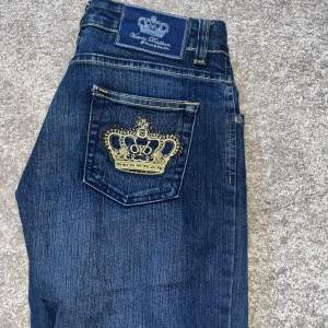 Victoria Beckham jeans i storlek 29 men de är ganska små för sin storlek så passar nog mer 26/27. Använda ca. 2 gånger