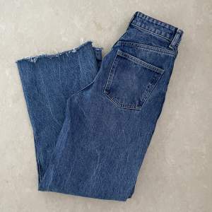 Blåa snygga jeans från Zara! Storlek 36! Är 167 och de går ner till golvet på mig. Använda fåtal gånger 