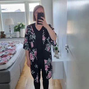 Kimono shein. - Kimono i strl S. Från Shein. Ingen materiallapp, men könns som viskos. Inga anmärkningar. 