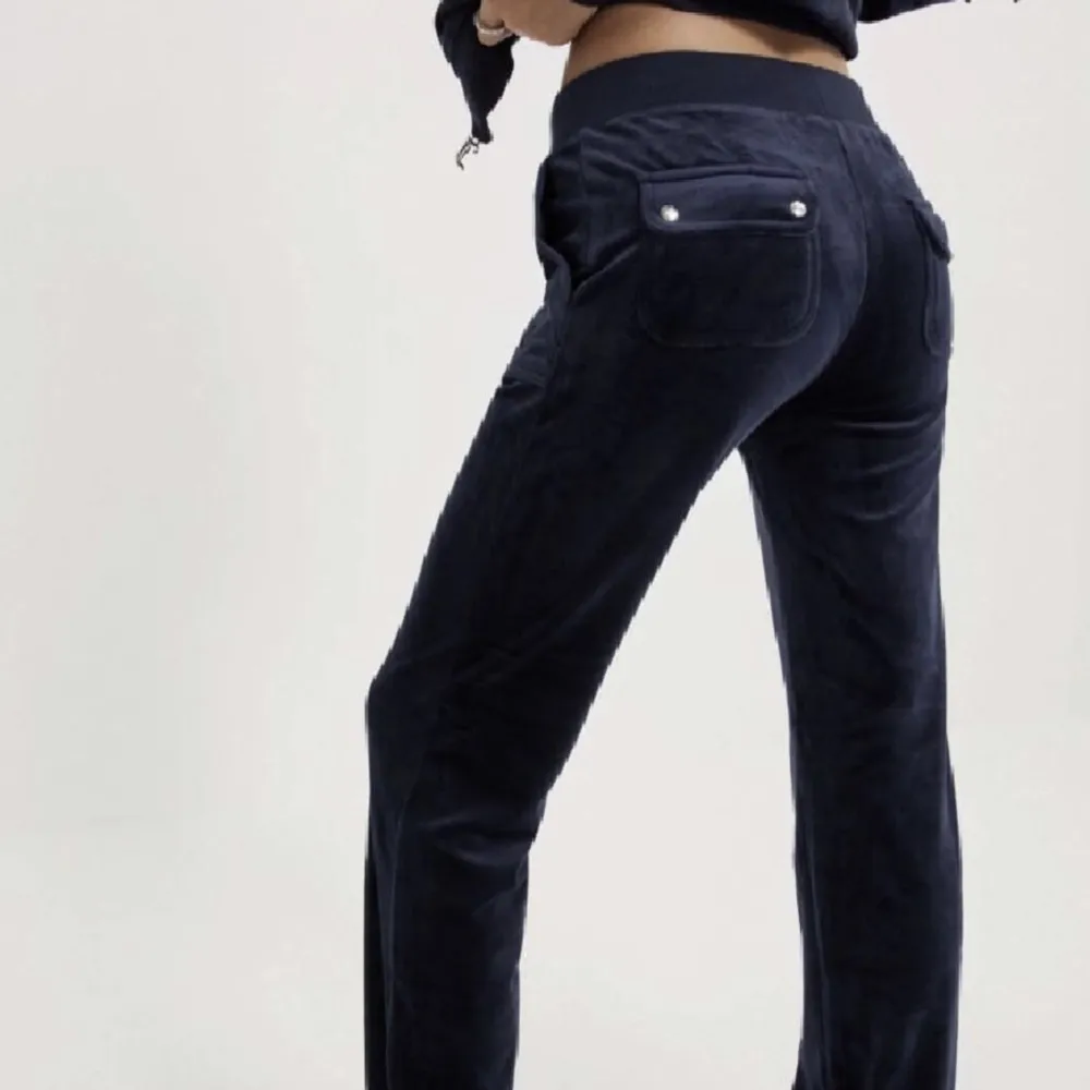Säljer dessa juciy byxorna i färgen night sky i xs. Pris går att diskuteras vid snabb affär💘. Jeans & Byxor.