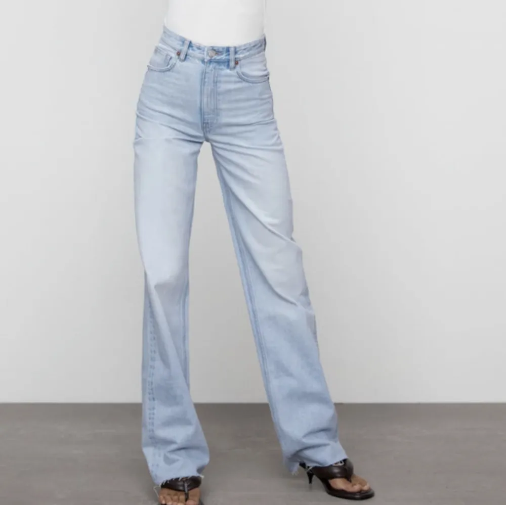 Högmidjade ljusblå jeans från Zara, så snygg tvätt och är bra långa. Kan tänka mig gå ned i pris vid snabb affär. Kram! 💓💓(andra bilden är lånad). Jeans & Byxor.